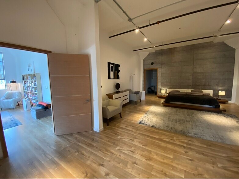 More Photos Of 405 Towne Ave, Los Angeles Showroom For Sale