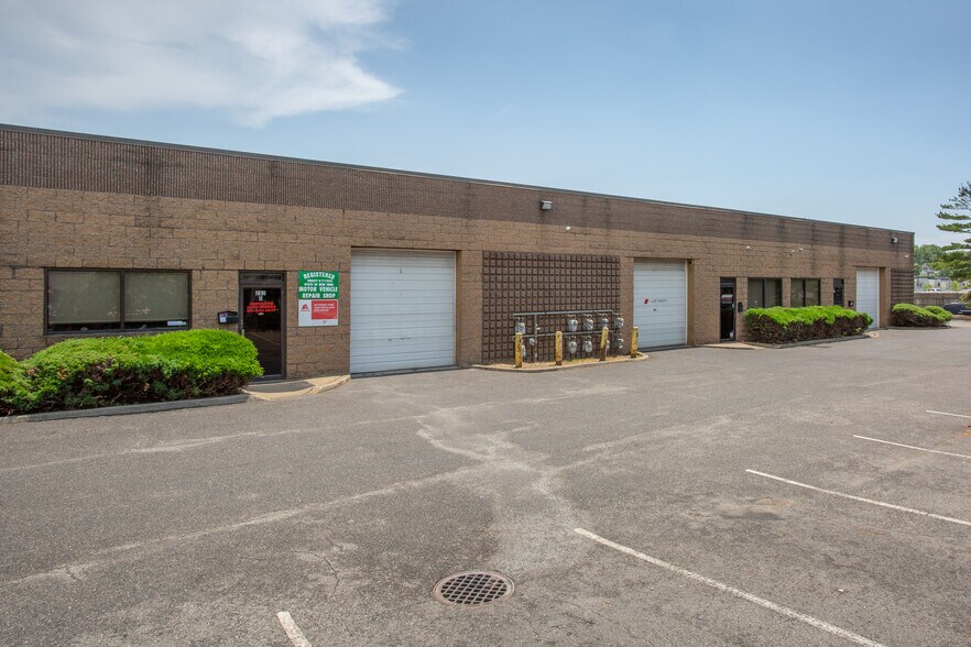 More Photos Of 281 Skip Ln, Bay Shore Warehouse For Lease