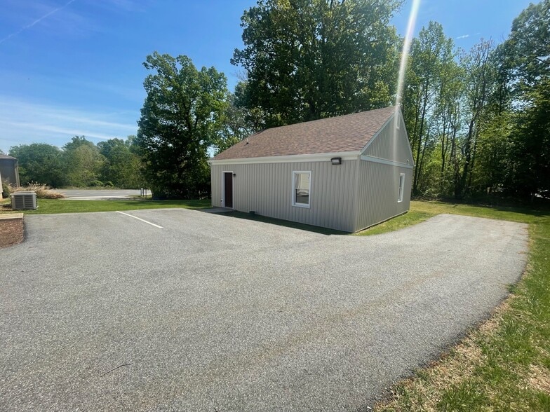 More Photos Of 102 Annjo Ct, Forest Office For Lease