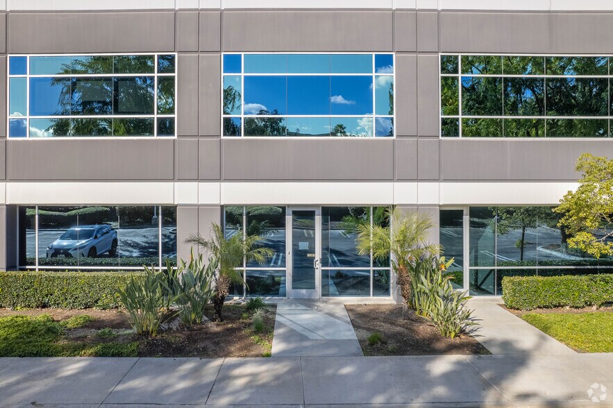 More Photos Of 25371 Commercentre Dr, Lake Forest Office For Sale