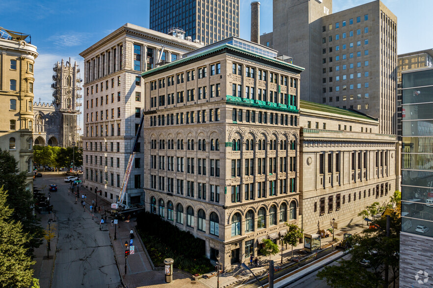 Primary Photo Of 100-104 Rue Saint-Antoine O, Montréal Apartments For Lease