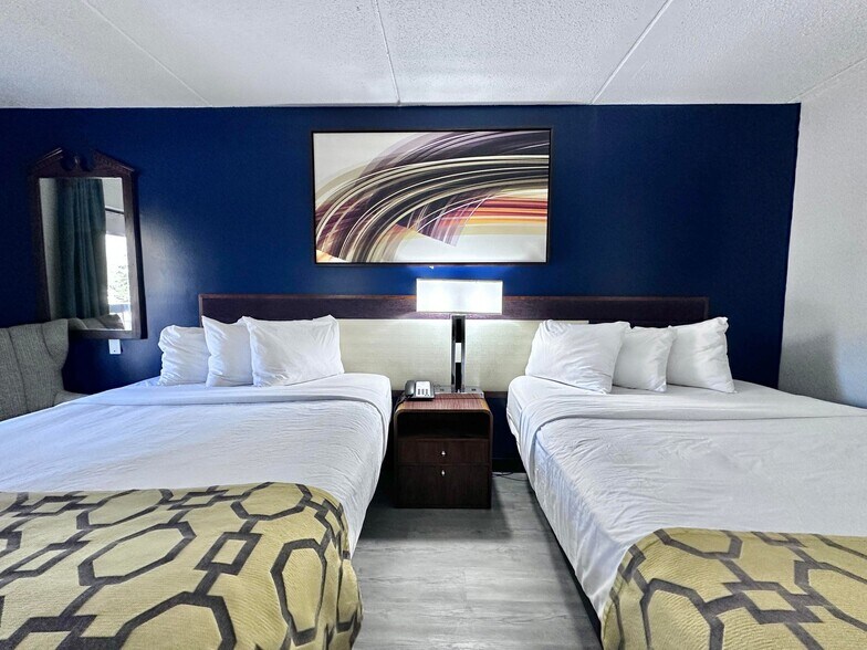 More Photos Of 2075 Highway 192 W, London Hotel For Sale