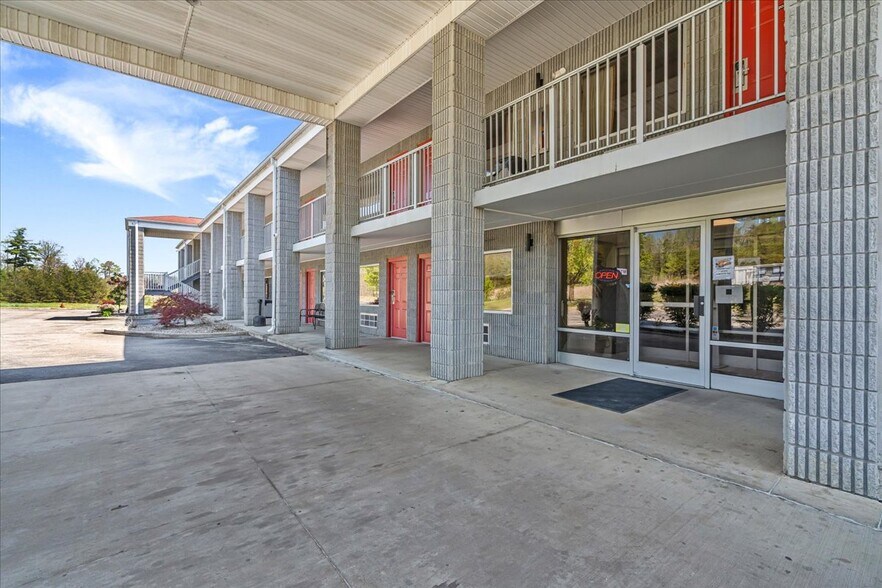 More Photos Of 182 Quillen Chapel Service Rd, Campton Hotel For Sale