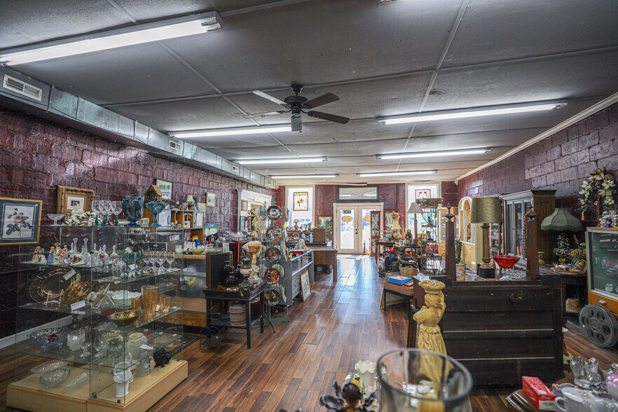 More Photos Of 210 Main St, Hazel Storefront For Sale