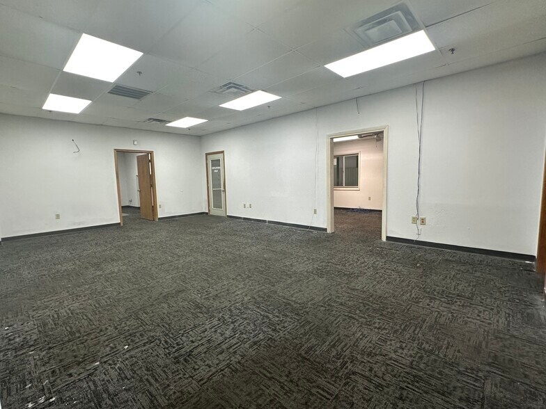 More Photos Of 5571 N Main St, Joplin Showroom For Sale