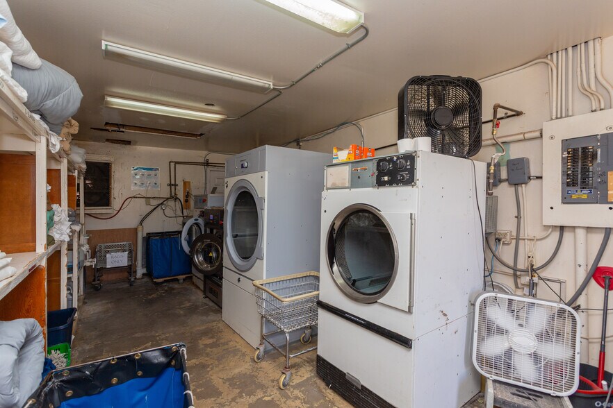 More Photos Of 2803 W 2nd St, Roswell Hotel For Sale