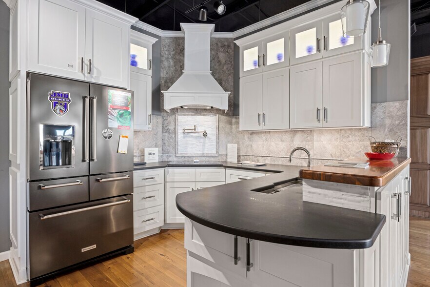 More Photos Of 1930 Deyerle Ave, Harrisonburg Freestanding For Sale