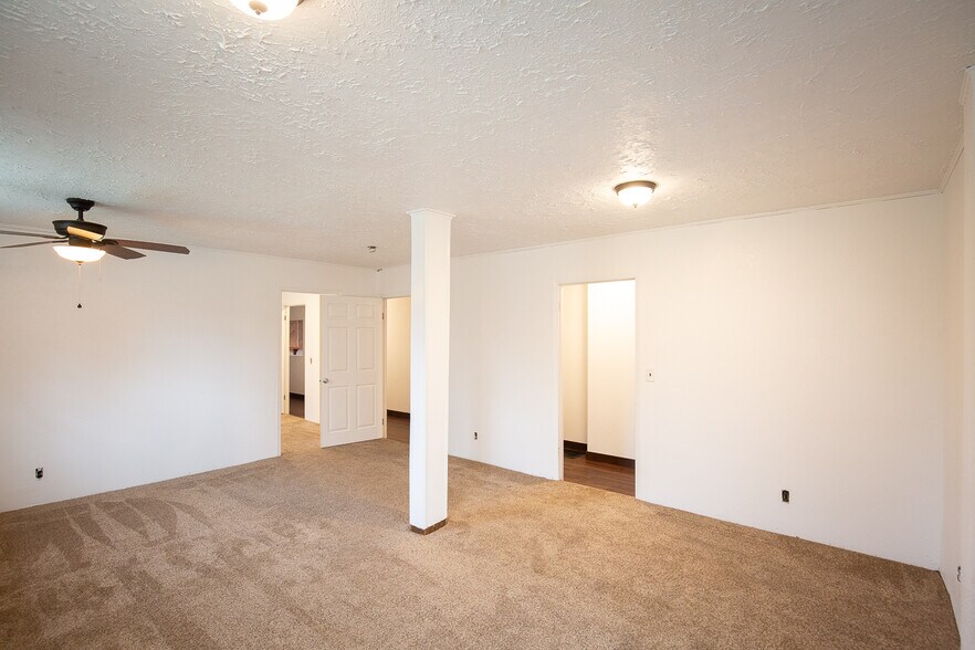 More Photos Of 765 E Washington St, Monticello Auto Repair For Sale