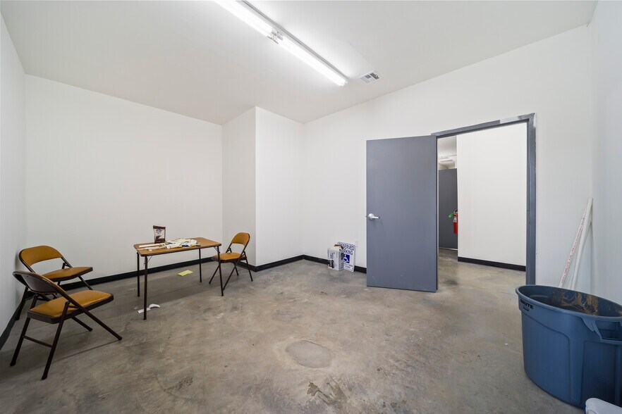 More Photos Of 1100 N Birch Ave, Broken Arrow Warehouse For Sale