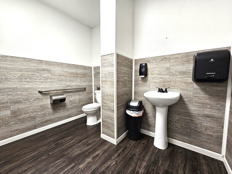 More Photos Of 512 W Egyptian Ave, Christopher Bar For Sale