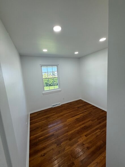 More Photos Of 911 Locust Dr, Richmond Flex For Sale