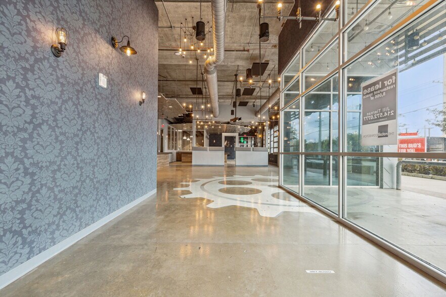 More Photos Of 340 Singleton Blvd, Dallas Restaurant For Lease