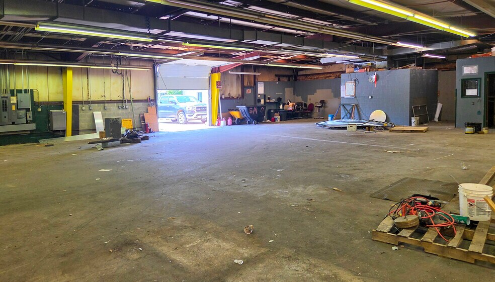 More Photos Of 710 4th St, Shenandoah Warehouse For Sale