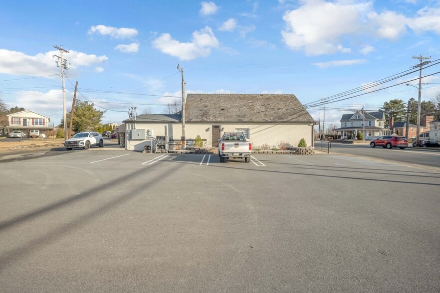 More Photos Of 67 Park Ave, Wind Gap Freestanding For Lease