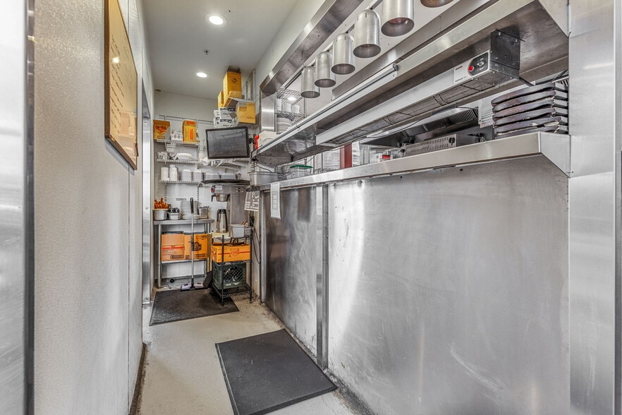 More Photos Of 555 9th St NW, Salem Bar For Lease