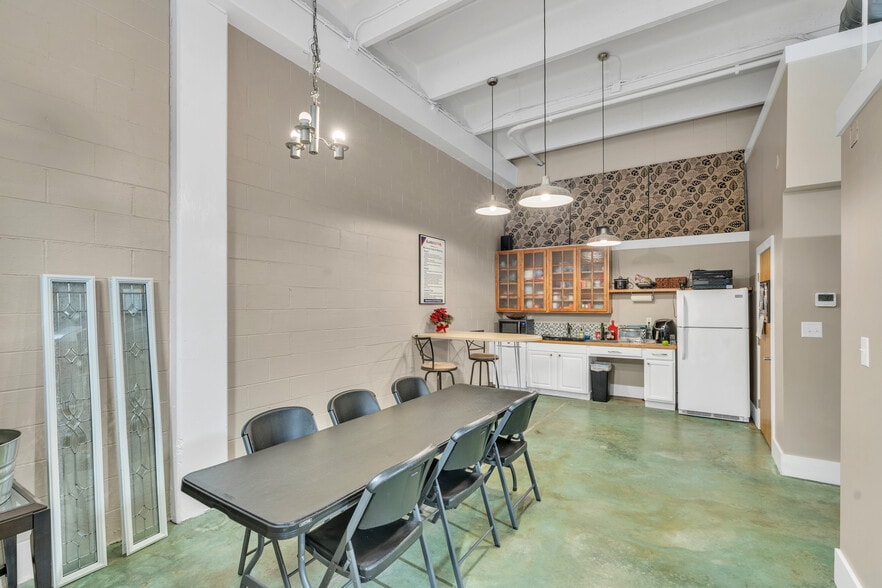 More Photos Of 518 W North 1st St, Seneca Storefront Retail Office For Sale