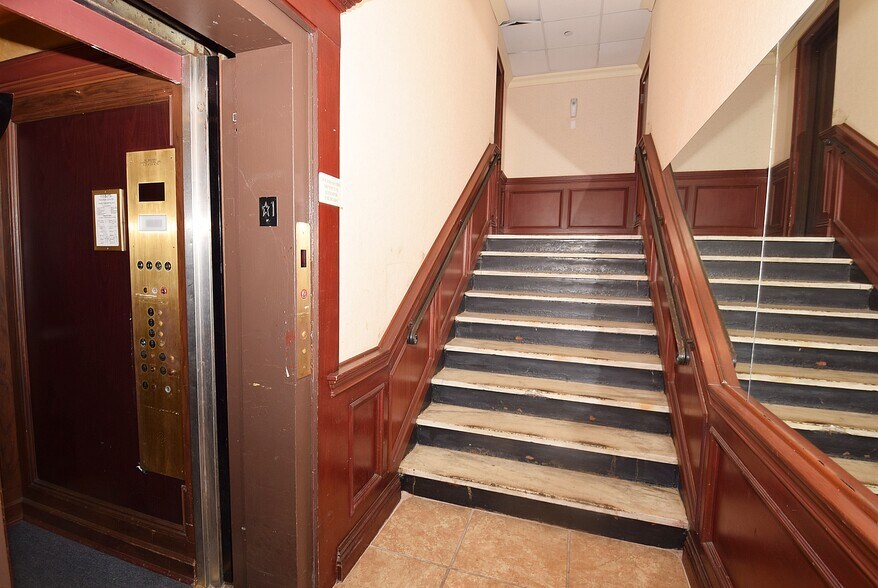 More Photos Of 20 W Park Ave, Long Beach Storefront Retail Office For Sale