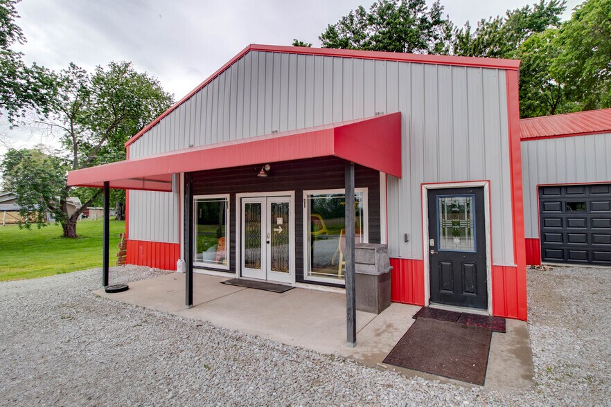 More Photos Of 405 Fulton St, White Hall Flex For Sale