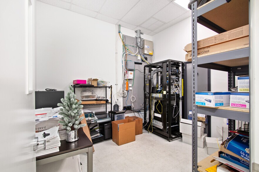 More Photos Of 2805-2889 N Commerce Pky, Miramar Distribution For Lease