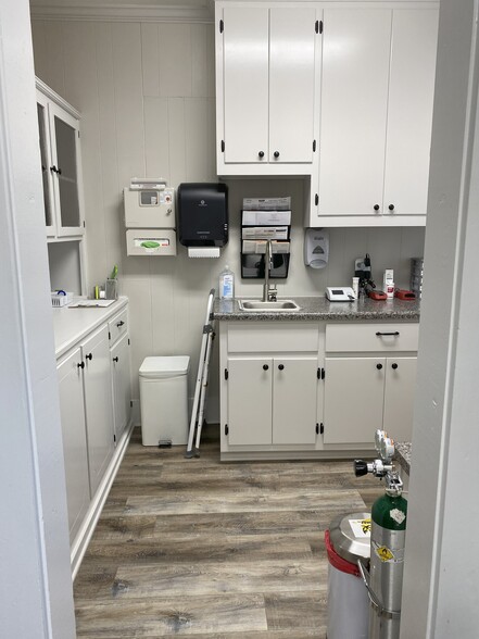 More Photos Of 400 Bexar Ave W, Hamilton Office For Sale