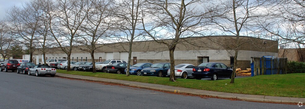 More Photos Of 901-907 S 2nd St, Ronkonkoma Warehouse For Lease