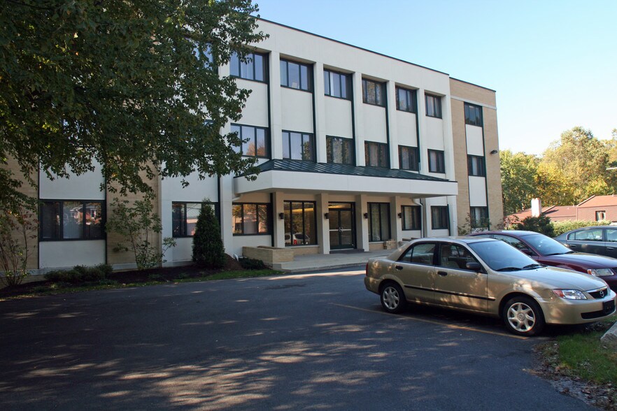 More Photos Of 100 W 6th St, Media Office For Lease