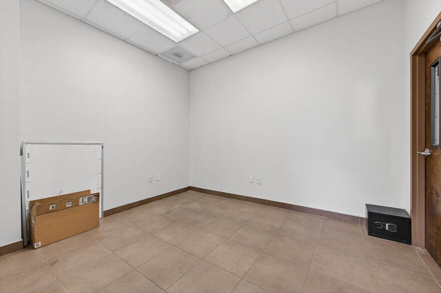 More Photos Of 1740 Segrave St, Daytona Beach Warehouse For Lease