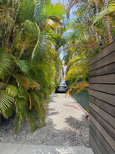 More Photos Of 966 6th Ave S, Naples Office For Lease