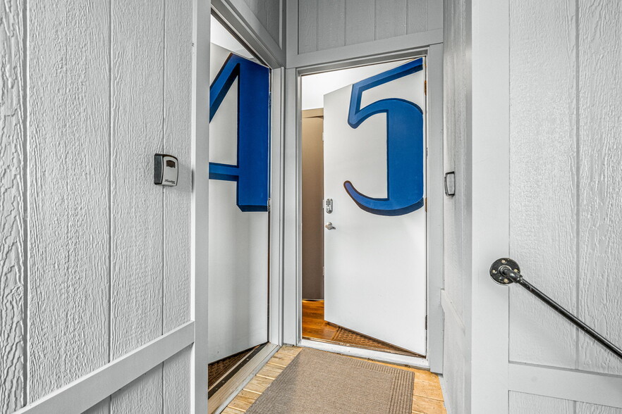 More Photos Of 207 Bank St, New Albany Apartments For Sale