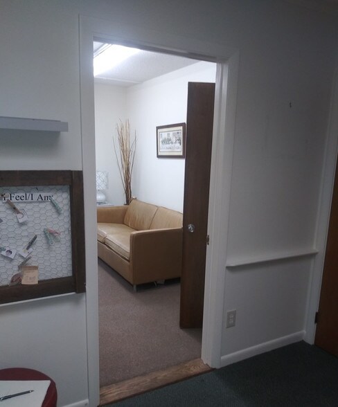 More Photos Of 1019 Farmington Ave, Bristol Office For Lease