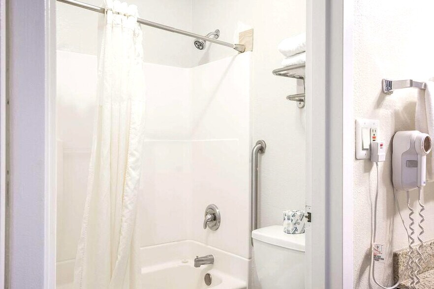 More Photos Of 658 S Westdale Dr, Wichita Hotel For Sale