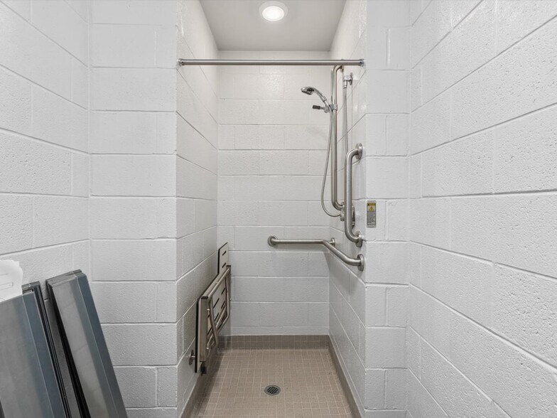 More Photos Of 6701 Dominion Garages Ave, Woodford Specialty For Sale