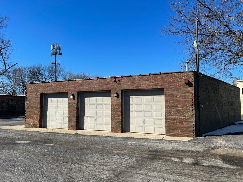 More Photos Of 2303 Charles St, Rockford Loft Creative Space For Sale