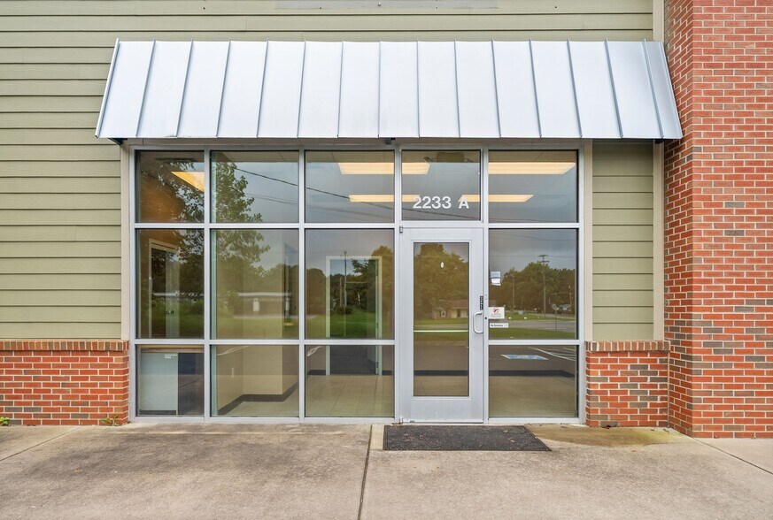 More Photos Of 2231 Stokes Rd, Clarksville Storefront Retail Office For Lease