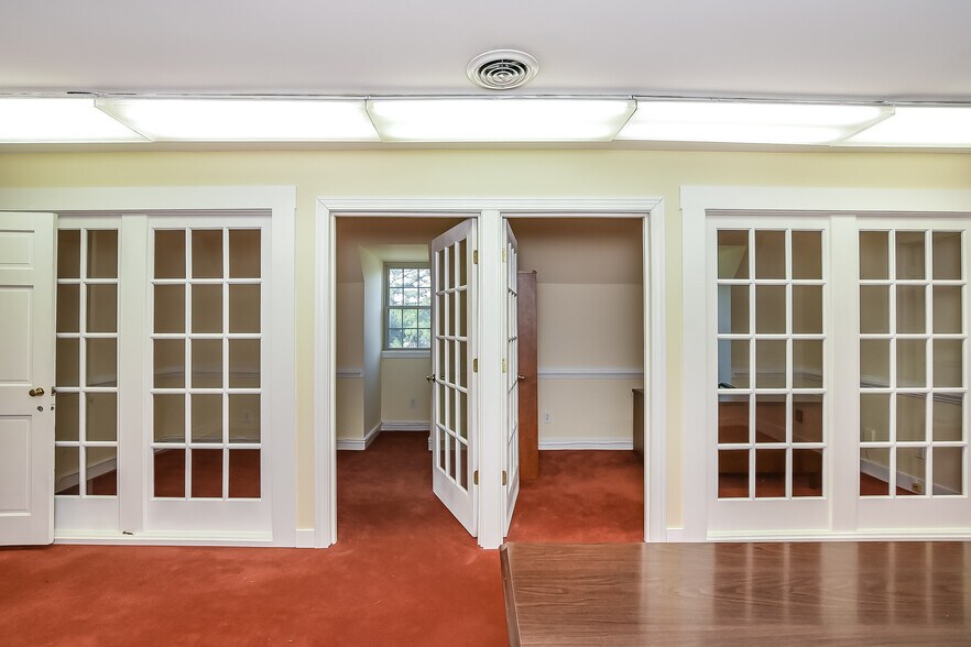 More Photos Of 1900 E Parham Rd, Henrico Office For Sale