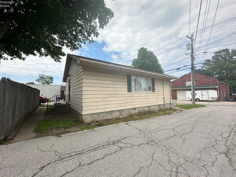 More Photos Of 9 Herrick Aly, Monroeville Freestanding For Sale