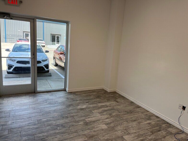 More Photos Of 17100 Huffmeister Rd, Cypress Warehouse For Lease