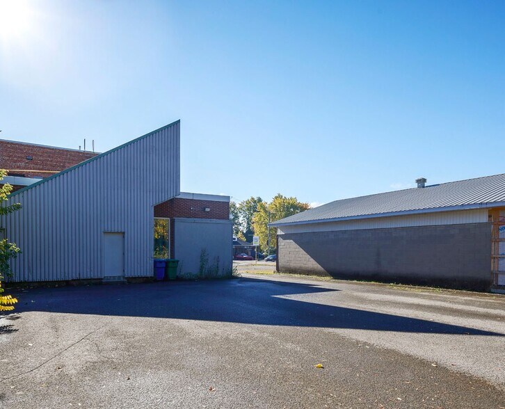 More Photos Of 124 Rue Châteauguay, Huntingdon General Retail For Sale