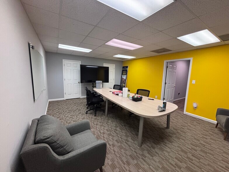 More Photos Of 8270 Industrial Pl, Alpharetta Distribution For Lease