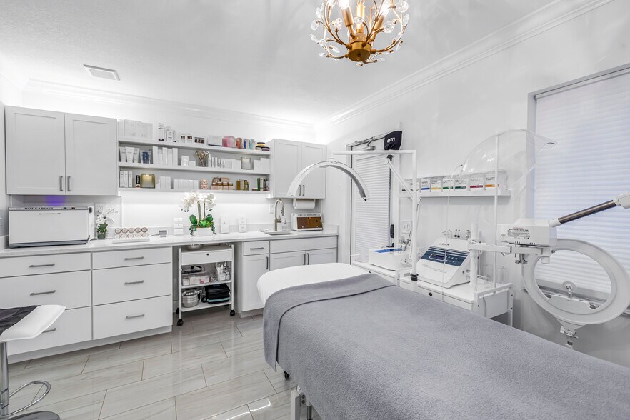 More Photos Of 2200 49th St N, Saint Petersburg Medical For Sale