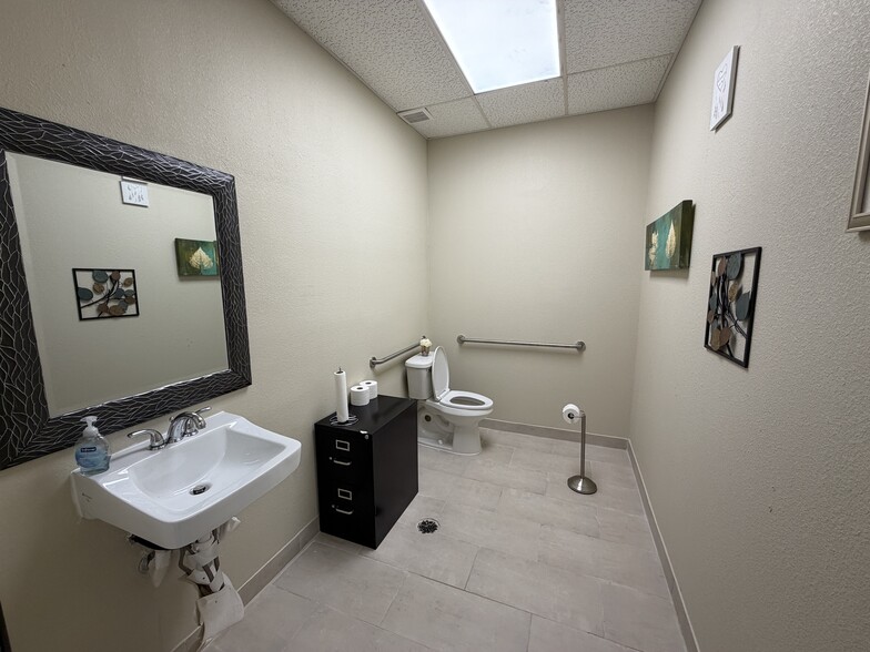 More Photos Of 901-911 N Sylvania Ave, Fort Worth Freestanding For Sale