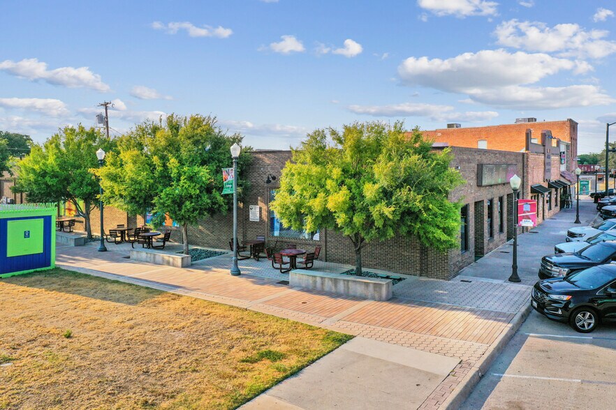 More Photos Of 109-111 S Main St, Irving Restaurant For Sale