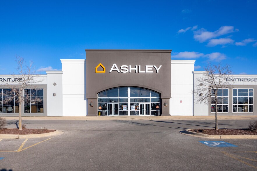 More Photos Of 7143 E State St, Rockford Freestanding For Sale