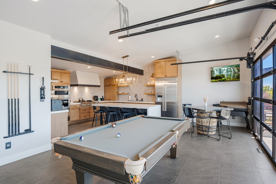 More Photos Of 565 SW Tamarack Ct, Redmond Warehouse For Lease
