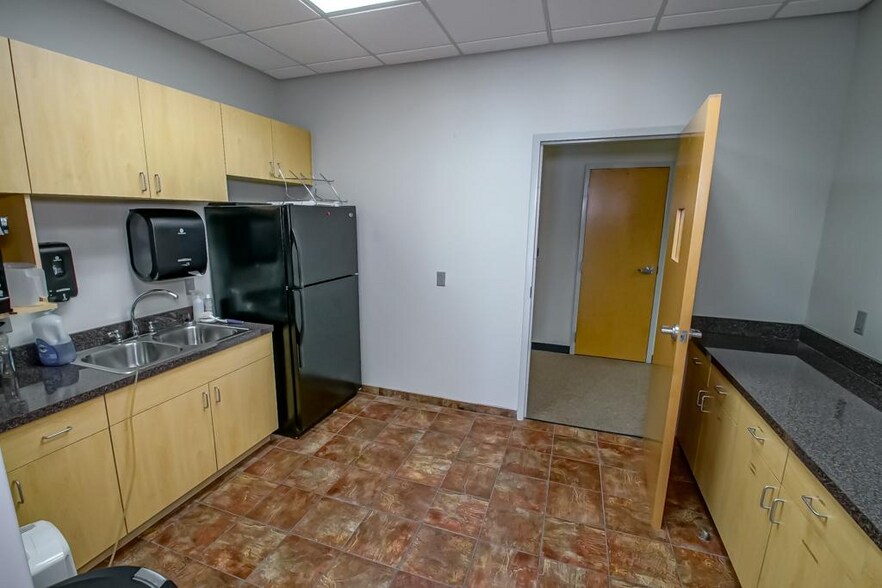 More Photos Of 805 Robin St/ 406 Airline Hwy, La Place Office For Sale