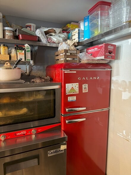 More Photos Of 86 Greenpoint Ave, Brooklyn Convenience Store For Lease