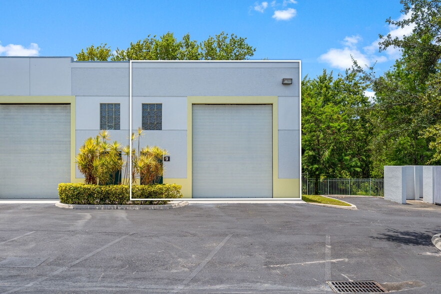 More Photos Of 2937 Ravenswood Rd, Fort Lauderdale Self Storage For Lease