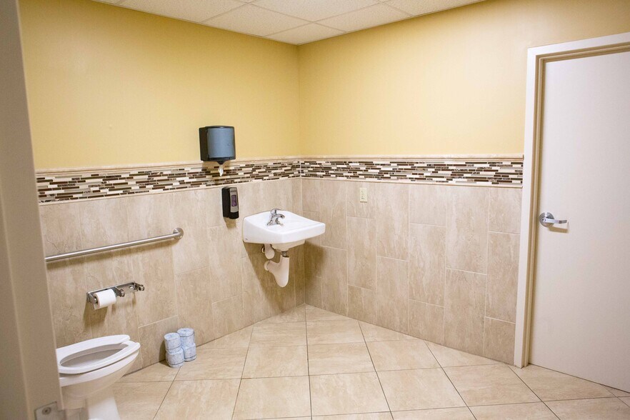 More Photos Of 12945 Seminole Blvd, Largo Unknown For Lease