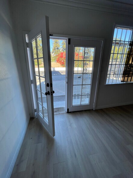 More Photos Of 5438 Huntington Dr S, Los Angeles Showroom For Lease