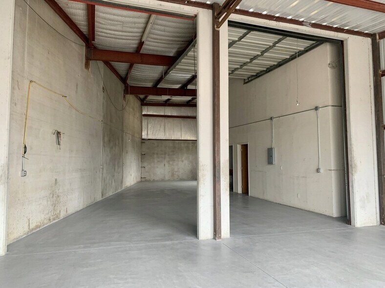 More Photos Of 11211 Ables Ln, Dallas Flex For Lease